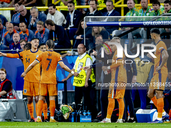 Netherlands trainer Ronald Koeman and Netherlands forward Donyell Malen are participating during the match between Netherlands and England (...