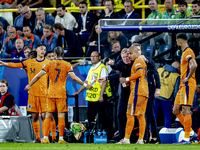 Netherlands trainer Ronald Koeman and Netherlands forward Donyell Malen are participating during the match between Netherlands and England (...