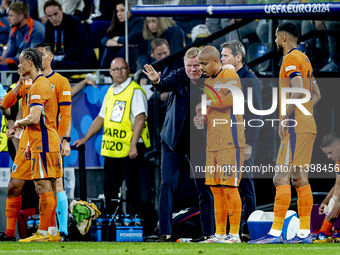 Netherlands trainer Ronald Koeman and Netherlands forward Donyell Malen are participating during the match between Netherlands and England (...