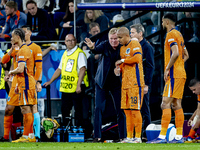 Netherlands trainer Ronald Koeman and Netherlands forward Donyell Malen are participating during the match between Netherlands and England (...