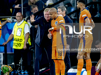 Netherlands trainer Ronald Koeman and Netherlands forward Donyell Malen are participating during the match between Netherlands and England (...