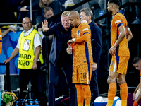 Netherlands trainer Ronald Koeman and Netherlands forward Donyell Malen are participating during the match between Netherlands and England (...