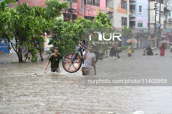 The drum of incessant rainfall woke the people of Dhaka city on Friday as a heavy monsoon shower poured down on the capital.

The rain, wh...