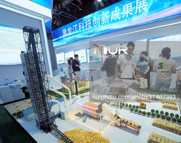 Visitors are visiting a model of a ''biomass bale-fired direct-fired boiler'' at the 26th China Beijing International Science and Technology...