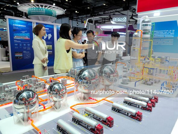 Visitors are visiting the ''Model of 500,000 tons of carbon dioxide capture system of Taizhou Power Plant'' at the 26th China Beijing Intern...