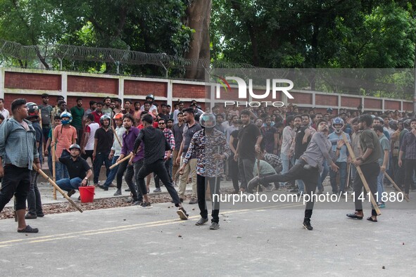  	Around 250 People Have Been Injured In A Clash Between Bangladesh Chhatra League Activists And Quota Reform Protesters At Dhaka University...