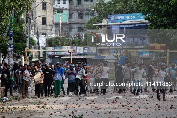  	Around 250 People Have Been Injured In A Clash Between Bangladesh Chhatra League Activists And Quota Reform Protesters At Dhaka University...