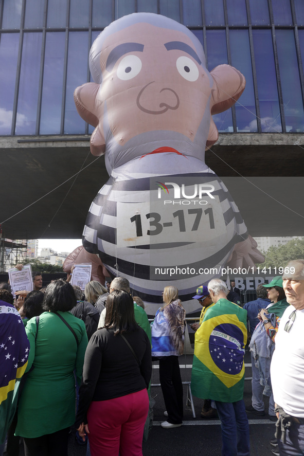 Movements against the PT are holding a protest today on Avenida Paulista, in the central region of Sao Paulo. During the event, a doll of fo...