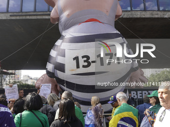 Movements against the PT are holding a protest today on Avenida Paulista, in the central region of Sao Paulo. During the event, a doll of fo...