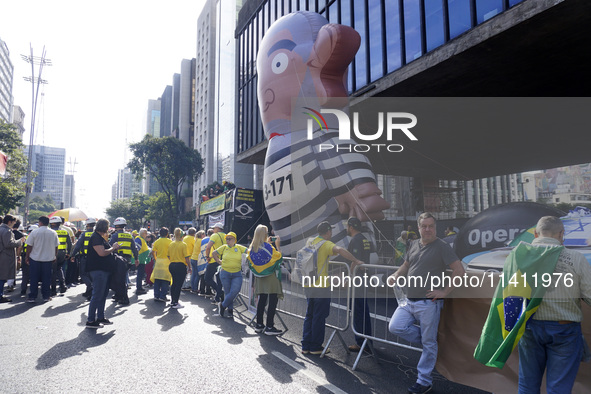 Movements against the PT are holding a protest today on Avenida Paulista, in the central region of Sao Paulo. During the event, a doll of fo...