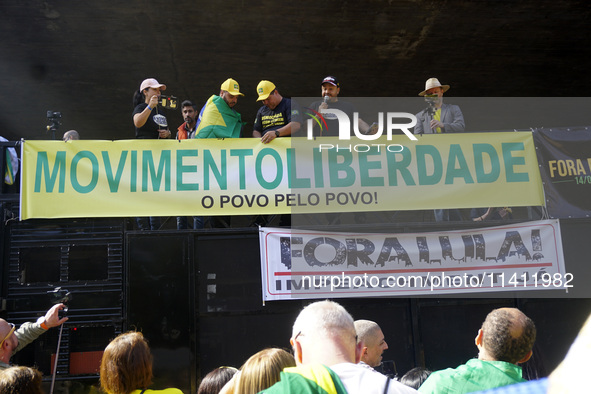 Movements against the PT are holding a protest today on Avenida Paulista, in the central region of Sao Paulo. During the event, a doll of fo...