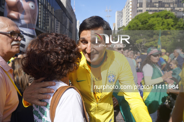 Movements against the PT are holding a protest today on Avenida Paulista, in the central region of Sao Paulo. During the event, a doll of fo...