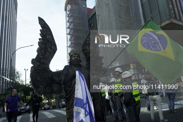 Movements against the PT are holding a protest today on Avenida Paulista, in the central region of Sao Paulo. During the event, a doll of fo...