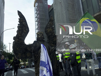 Movements against the PT are holding a protest today on Avenida Paulista, in the central region of Sao Paulo. During the event, a doll of fo...