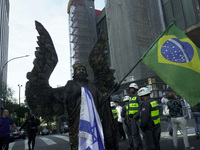 Movements against the PT are holding a protest today on Avenida Paulista, in the central region of Sao Paulo. During the event, a doll of fo...