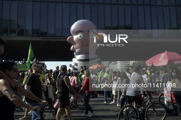 Movements against the PT are holding a protest today on Avenida Paulista, in the central region of Sao Paulo. During the event, a doll of fo...