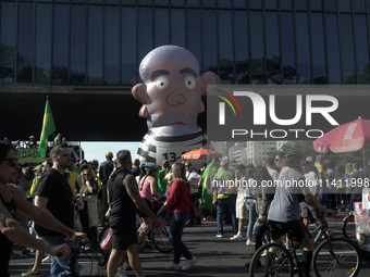 Movements against the PT are holding a protest today on Avenida Paulista, in the central region of Sao Paulo. During the event, a doll of fo...