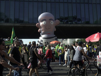 Movements against the PT are holding a protest today on Avenida Paulista, in the central region of Sao Paulo. During the event, a doll of fo...