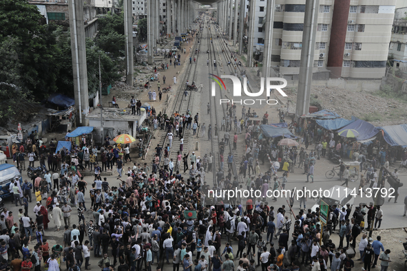 Anti-quota protestors are blocking the road following the death of fellow protesters during a clash with the pro-government student wing in...