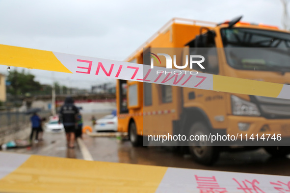 Law enforcement officers of Shizhong District Comprehensive Administrative Law Enforcement Bureau are using a drainage emergency vehicle to...