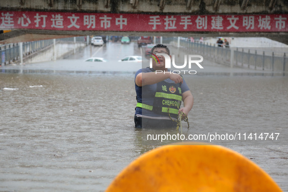 Law enforcement officers of Shizhong District Comprehensive Administrative Law Enforcement Bureau are using a drainage emergency vehicle to...