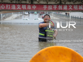 Law enforcement officers of Shizhong District Comprehensive Administrative Law Enforcement Bureau are using a drainage emergency vehicle to...