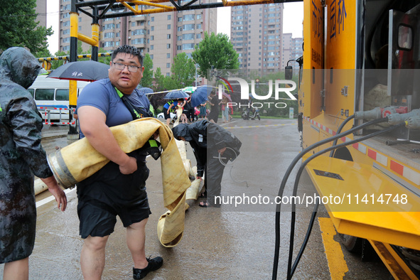 Law enforcement officers of Shizhong District Comprehensive Administrative Law Enforcement Bureau are using a drainage emergency vehicle to...