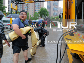 Law enforcement officers of Shizhong District Comprehensive Administrative Law Enforcement Bureau are using a drainage emergency vehicle to...