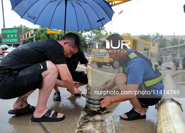 Law enforcement officers of Shizhong District Comprehensive Administrative Law Enforcement Bureau are using a drainage emergency vehicle to...