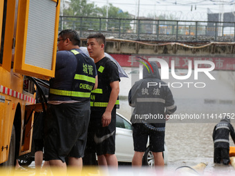 Law enforcement officers of Shizhong District Comprehensive Administrative Law Enforcement Bureau are using a drainage emergency vehicle to...