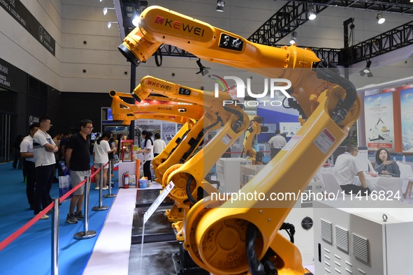 Customers are looking at a medium-load robot displayed by an exhibitor at the 26th China Qingdao International Industrial Automation Technol...