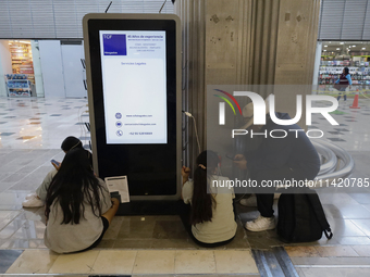 Passengers are experiencing complications with their flights inside the Mexico City International Airport due to Microsoft's computer crash,...