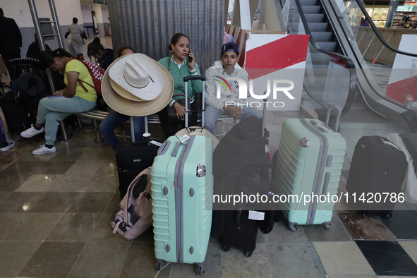 Passengers are experiencing complications with their flights inside the Mexico City International Airport due to Microsoft's computer crash,...