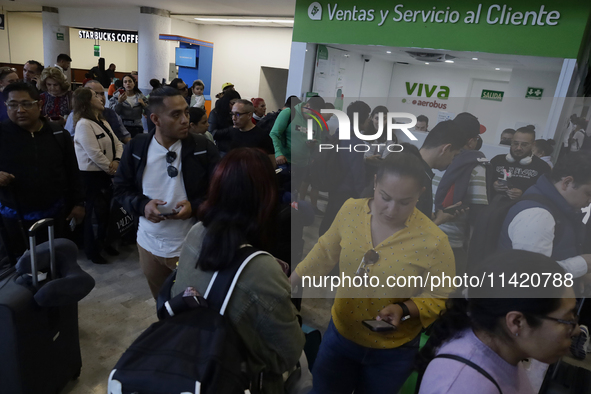 Passengers are experiencing complications with their flights inside the Mexico City International Airport due to Microsoft's computer crash,...