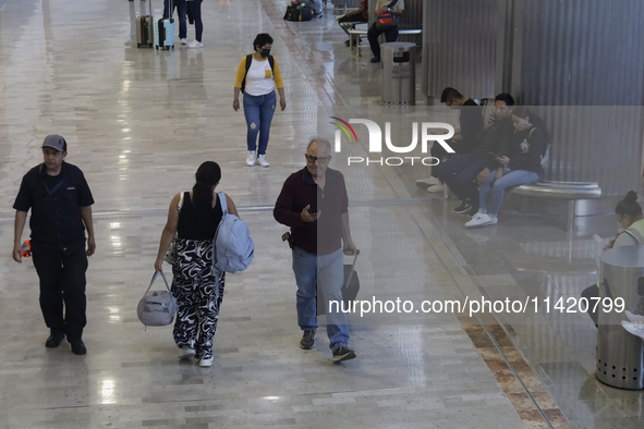 Passengers are experiencing complications with their flights inside the Mexico City International Airport due to Microsoft's computer crash,...