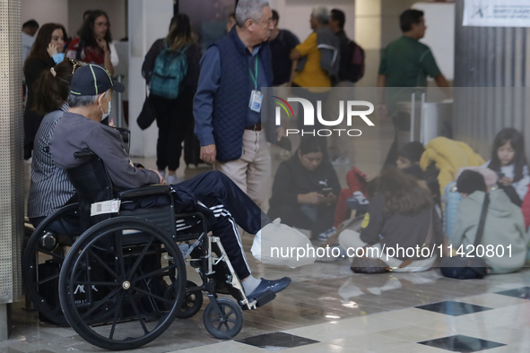 Passengers are experiencing complications with their flights inside the Mexico City International Airport due to Microsoft's computer crash,...