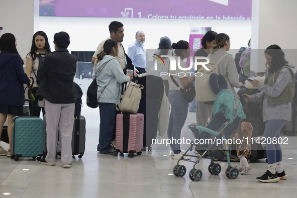 Passengers are experiencing complications with their flights inside the Mexico City International Airport due to Microsoft's computer crash,...