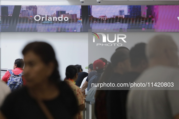 Passengers are experiencing complications with their flights inside the Mexico City International Airport due to Microsoft's computer crash,...