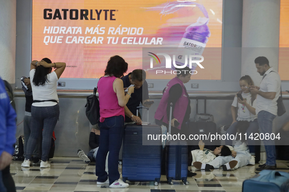 Passengers are experiencing complications with their flights inside the Mexico City International Airport due to Microsoft's computer crash,...