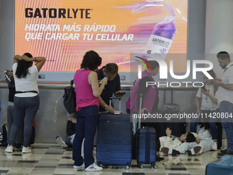 Passengers are experiencing complications with their flights inside the Mexico City International Airport due to Microsoft's computer crash,...