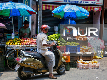 Merchants are selling fruits along the roadside in the East Fort in Thiruvananthapuram (Trivandrum), Kerala, India, on April 13, 2024. (