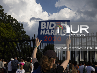 A person is showing a sign with the words ''Biden Harris 2020'' in front of the White House in Washington, DC, USA, on July 21, 2024. The da...