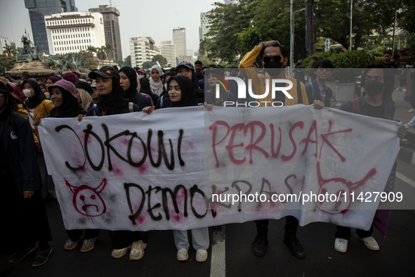 Hundreds of students from various universities are staging a demonstration to commemorate 10 years of Jokowi's government near the President...