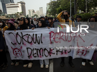 Hundreds of students from various universities are staging a demonstration to commemorate 10 years of Jokowi's government near the President...