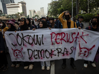 Hundreds of students from various universities are staging a demonstration to commemorate 10 years of Jokowi's government near the President...