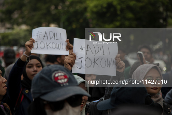 Hundreds of students from various universities are staging a demonstration to commemorate 10 years of Jokowi's government near the President...