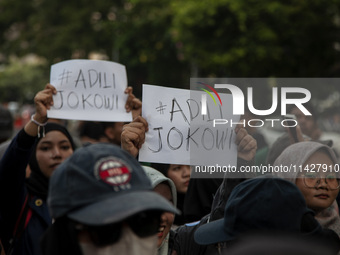 Hundreds of students from various universities are staging a demonstration to commemorate 10 years of Jokowi's government near the President...