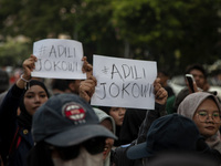 Hundreds of students from various universities are staging a demonstration to commemorate 10 years of Jokowi's government near the President...