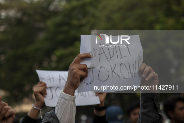 Hundreds of students from various universities are staging a demonstration to commemorate 10 years of Jokowi's government near the President...