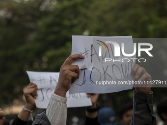 Hundreds of students from various universities are staging a demonstration to commemorate 10 years of Jokowi's government near the President...